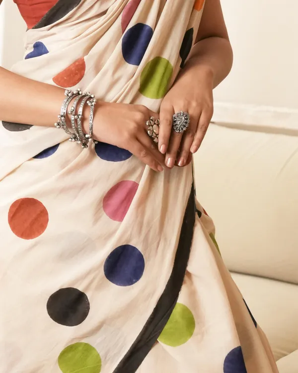 Ivory_Cotton_Color_Polka_Dot_Printed_Mul_Saree_With_Tassels_For_Women